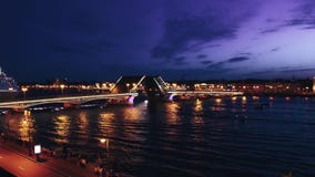Χρονικό σφάλμα εικονικής παράστασης πόλης της διάσημης γέφυρας παλατιών της Αγία Πετρούπολης ` s πέρα από τον ποταμό Neva τη νύχτ απόθεμα βίντεο Χρονικό σφάλμα εικονικής παράστασης πόλης της διάσημης γέφυρας παλατιών της Αγία Πετρούπολης ` s πέρα από τον ποταμό Neva τη νύχτ απόθεμα βίντεο