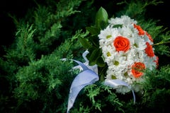 Χρυσή γαμήλια κλειδαριά στα χέρια του ζεύγους Νύφη που κρατά μια φωτεινή γαμήλια ανθοδέσμη με διαφορετικό στοκ φωτογραφία με δικαίωμα ελεύθερης χρήσης Χρυσή γαμήλια κλειδαριά στα χέρια του ζεύγους Νύφη που κρατά μια φωτεινή γαμήλια ανθοδέσμη με διαφορετικό στοκ φωτογραφία με δικαίωμα ελεύθερης χρήσης