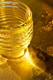 Χρυσή σύσταση με τις πτώσεις νερού Δίψα και η απόσβεσή του στοκ εικόνα Χρυσή σύσταση με τις πτώσεις νερού Δίψα και η απόσβεσή του στοκ εικόνα