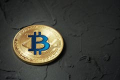 Χρυσό bitcoin που βρίσκεται σε μια σκοτεινή, επικονιασμένη επιφάνεια στοκ φωτογραφίες Χρυσό bitcoin που βρίσκεται σε μια σκοτεινή, επικονιασμένη επιφάνεια στοκ φωτογραφίες