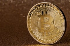 Χρυσό cryptocurrency bitcoin στο χρυσό υπόβαθρο glittery στοκ εικόνα με δικαίωμα ελεύθερης χρήσης Χρυσό cryptocurrency bitcoin στο χρυσό υπόβαθρο glittery στοκ εικόνα με δικαίωμα ελεύθερης χρήσης