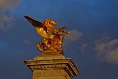 Χρυσό pegasus σε Pont Alexandre ΙΙΙ γέφυρα στο Παρίσι Γαλλία στοκ φωτογραφία με δικαίωμα ελεύθερης χρήσης Χρυσό pegasus σε Pont Alexandre ΙΙΙ γέφυρα στο Παρίσι Γαλλία στοκ φωτογραφία με δικαίωμα ελεύθερης χρήσης