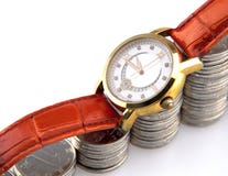 Χρυσό wristwatch στο σωρό αύξησης των ασημένιων νομισμάτων στοκ φωτογραφία Χρυσό wristwatch στο σωρό αύξησης των ασημένιων νομισμάτων στοκ φωτογραφία