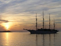 Χρυσό ηλιοβασίλεμα στη Μύκονο στοκ φωτογραφία Χρυσό ηλιοβασίλεμα στη Μύκονο στοκ φωτογραφία