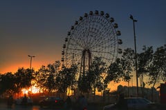 Χρυσό φως ροδών Ferris στοκ εικόνες Χρυσό φως ροδών Ferris στοκ εικόνες