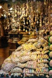 Χρωματισμένα αυγά Πάσχας σε μια προθήκη στοκ φωτογραφία με δικαίωμα ελεύθερης χρήσης Χρωματισμένα αυγά Πάσχας σε μια προθήκη στοκ φωτογραφία με δικαίωμα ελεύθερης χρήσης