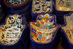 Χρωματισμένα πιάτα αναμνηστικών στο μετρητή στο κατάστημα της Ιερουσαλήμ, Ισραήλ Εθνική διακόσμηση σε ένα πιάτο υπό μορφή Hamsa στοκ εικόνα Χρωματισμένα πιάτα αναμνηστικών στο μετρητή στο κατάστημα της Ιερουσαλήμ, Ισραήλ Εθνική διακόσμηση σε ένα πιάτο υπό μορφή Hamsa στοκ εικόνα