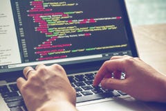 Χρόνος εργασίας προγραμματισμού Καινούργιες γραμμές δακτυλογράφησης προγραμματιστών του κώδικα HTML Κινηματογράφηση σε πρώτο πλάν Στοκ φωτογραφία με δικαίωμα ελεύθερης χρήσης Χρόνος εργασίας προγραμματισμού Καινούργιες γραμμές δακτυλογράφησης προγραμματιστών του κώδικα HTML Κινηματογράφηση σε πρώτο πλάν Στοκ φωτογραφία με δικαίωμα ελεύθερης χρήσης