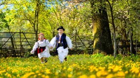 Χρόνος νομών Maramures την άνοιξη με τα ανθίζοντας δέντρα, και τρέξιμο παιδιών στοκ φωτογραφία με δικαίωμα ελεύθερης χρήσης Χρόνος νομών Maramures την άνοιξη με τα ανθίζοντας δέντρα, και τρέξιμο παιδιών στοκ φωτογραφία με δικαίωμα ελεύθερης χρήσης