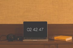Χρόνος σε ένα lap-top με τα ακουστικά και ένα βιβλίο στοκ φωτογραφίες με δικαίωμα ελεύθερης χρήσης Χρόνος σε ένα lap-top με τα ακουστικά και ένα βιβλίο στοκ φωτογραφίες με δικαίωμα ελεύθερης χρήσης