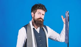 Χρώματα αντιστοιχιών Το γενειοφόρο hipster ατόμων κρατά λίγες γραβάτες στο μπλε υπόβαθρο Τύπος με τη γενειάδα που επιλέγει τη γρα στοκ εικόνες Χρώματα αντιστοιχιών Το γενειοφόρο hipster ατόμων κρατά λίγες γραβάτες στο μπλε υπόβαθρο Τύπος με τη γενειάδα που επιλέγει τη γρα στοκ εικόνες