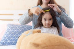 Χτένα Mom η καλή μικρή ασιατική κόρη της στο κρεβάτι στην κρεβατοκάμαρα Το χαριτωμένο παιδί της Ασίας είναι αθώο κορίτσι Το παιδί στοκ εικόνες με δικαίωμα ελεύθερης χρήσης Χτένα Mom η καλή μικρή ασιατική κόρη της στο κρεβάτι στην κρεβατοκάμαρα Το χαριτωμένο παιδί της Ασίας είναι αθώο κορίτσι Το παιδί στοκ εικόνες με δικαίωμα ελεύθερης χρήσης