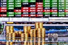 Χωρίζει σε τετράγωνα τους κύβους με τις λέξεις ΠΩΛΕΙ ΑΓΟΡΑΖΕΙ, στήλες των χρυσών νομισμάτων στοκ φωτογραφία με δικαίωμα ελεύθερης χρήσης Χωρίζει σε τετράγωνα τους κύβους με τις λέξεις ΠΩΛΕΙ ΑΓΟΡΑΖΕΙ, στήλες των χρυσών νομισμάτων στοκ φωτογραφία με δικαίωμα ελεύθερης χρήσης