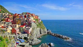 Χωριό Manarola στους βράχους απότομων βράχων και τη θάλασσα στο ηλιοβασίλεμα, Ιταλία Χωριό Manarola στους βράχους απότομων βράχων και τη θάλασσα στο ηλιοβασίλεμα, Ιταλία