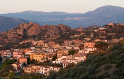 Χωριό της Σάντα Μαρία Navarrese στη Σαρδηνία στο θερμό φως ανατολής, Ιταλία, χαρακτηριστικό σαρδηνιακό seascape, σαρδηνιακό χωριό, Στοκ Φωτογραφίες Χωριό της Σάντα Μαρία Navarrese στη Σαρδηνία στο θερμό φως ανατολής, Ιταλία, χαρακτηριστικό σαρδηνιακό seascape, σαρδηνιακό χωριό, Στοκ Φωτογραφίες