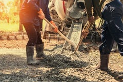 χύνοντας σκυρόδεμα με το τσιμέντο μιγμάτων εργαζομένων στην κατασκευή στοκ εικόνα με δικαίωμα ελεύθερης χρήσης χύνοντας σκυρόδεμα με το τσιμέντο μιγμάτων εργαζομένων στην κατασκευή στοκ εικόνα με δικαίωμα ελεύθερης χρήσης