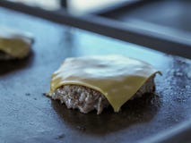 Ψήνοντας το βόειο κρέας στη σχάρα και chese στο τηγάνισμα του τηγανιού στοκ φωτογραφίες Ψήνοντας το βόειο κρέας στη σχάρα και chese στο τηγάνισμα του τηγανιού στοκ φωτογραφίες