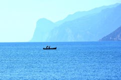 Ψαράδες στη λίμνη Garda σε Torbole, στοκ εικόνα Ψαράδες στη λίμνη Garda σε Torbole, στοκ εικόνα