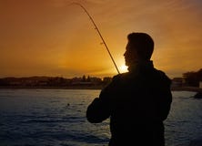 Ψαράς με την περιστροφή της ράβδου που αλιεύει στη Μεσόγειο στοκ εικόνα Ψαράς με την περιστροφή της ράβδου που αλιεύει στη Μεσόγειο στοκ εικόνα