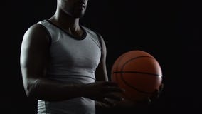 Ψηλή μαύρη σφαίρα καλαθιών αθλητών φέρνοντας στα χέρια, που σκέφτονται για τη στρατηγική παιχνιδιών απόθεμα βίντεο Ψηλή μαύρη σφαίρα καλαθιών αθλητών φέρνοντας στα χέρια, που σκέφτονται για τη στρατηγική παιχνιδιών απόθεμα βίντεο