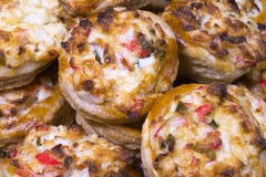 Ψημένα portioned tartlets που γίνονται από τη ζύμη ριπών με το τυρί καβουριών Στοκ Εικόνες Ψημένα portioned tartlets που γίνονται από τη ζύμη ριπών με το τυρί καβουριών Στοκ Εικόνες