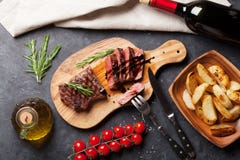 Ψημένα στη σχάρα striploin μπριζόλα και κόκκινο κρασί στοκ εικόνες με δικαίωμα ελεύθερης χρήσης Ψημένα στη σχάρα striploin μπριζόλα και κόκκινο κρασί στοκ εικόνες με δικαίωμα ελεύθερης χρήσης