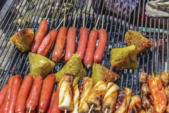 Ψημένες στη σχάρα κινεζικές λουκάνικα και μπουλέττα ρυζιού στοκ εικόνες Ψημένες στη σχάρα κινεζικές λουκάνικα και μπουλέττα ρυζιού στοκ εικόνες