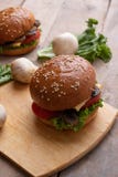 ψημένο burger σουσαμιού, πράσινα μικροϋπολογιστών και ακατέργαστα συστατικά λαχανικών στοκ εικόνα ψημένο burger σουσαμιού, πράσινα μικροϋπολογιστών και ακατέργαστα συστατικά λαχανικών στοκ εικόνα