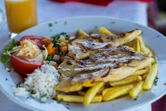 Ψημένο στη σχάρα στήθος κοτόπουλου, στοκ φωτογραφία με δικαίωμα ελεύθερης χρήσης Ψημένο στη σχάρα στήθος κοτόπουλου, στοκ φωτογραφία με δικαίωμα ελεύθερης χρήσης
