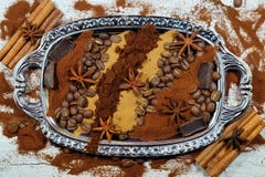 Ψημένος καφές, έδαφος, φασόλια και στιγμιαίος καφές στα εκλεκτής ποιότητας κουτάλια με την προσθήκη των κομματιών της σοκολάτας κ στοκ εικόνα Ψημένος καφές, έδαφος, φασόλια και στιγμιαίος καφές στα εκλεκτής ποιότητας κουτάλια με την προσθήκη των κομματιών της σοκολάτας κ στοκ εικόνα