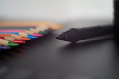 Ψηφιακή stylus μάνδρα στη γραφική ταμπλέτα με τα χρωματισμένα μολύβια στο BA στοκ φωτογραφίες με δικαίωμα ελεύθερης χρήσης Ψηφιακή stylus μάνδρα στη γραφική ταμπλέτα με τα χρωματισμένα μολύβια στο BA στοκ φωτογραφίες με δικαίωμα ελεύθερης χρήσης