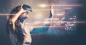 Ψηφιακή οθόνη με τη νέα γυναίκα με VR στοκ εικόνες Ψηφιακή οθόνη με τη νέα γυναίκα με VR στοκ εικόνες