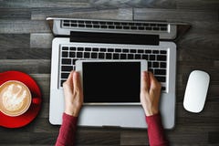 Ψηφιακό λογισμικό smartphone μέσων μάρκετινγκ τοπ άποψης στοκ φωτογραφίες με δικαίωμα ελεύθερης χρήσης Ψηφιακό λογισμικό smartphone μέσων μάρκετινγκ τοπ άποψης στοκ φωτογραφίες με δικαίωμα ελεύθερης χρήσης