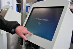 Ψηφιακός έλεγχος αερολιμένων στο περίπτερο στοκ εικόνες Ψηφιακός έλεγχος αερολιμένων στο περίπτερο στοκ εικόνες