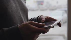 Ψηφιακός υπολογιστής ταμπλετών στα αρσενικά χέρια, να αγγίξει και να τυλίξει απόθεμα βίντεο Ψηφιακός υπολογιστής ταμπλετών στα αρσενικά χέρια, να αγγίξει και να τυλίξει απόθεμα βίντεο