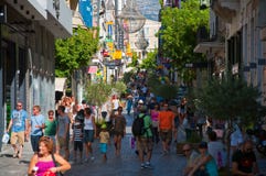 Ψωνίζοντας στην οδό Ermou στις 3 Αυγούστου 2013 στην Αθήνα, Ελλάδα. στοκ φωτογραφίες με δικαίωμα ελεύθερης χρήσης Ψωνίζοντας στην οδό Ermou στις 3 Αυγούστου 2013 στην Αθήνα, Ελλάδα. στοκ φωτογραφίες με δικαίωμα ελεύθερης χρήσης