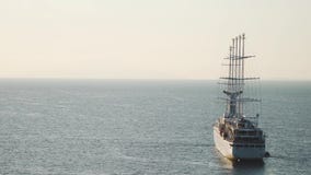 Ωκεάνιο σκάφος σκαφών της γραμμής κρουαζιέρας πολυτέλειας που πλέει από το λιμένα στην ανατολή, ηλιοβασίλεμα, κόλπος της Ιταλίας απόθεμα βίντεο Ωκεάνιο σκάφος σκαφών της γραμμής κρουαζιέρας πολυτέλειας που πλέει από το λιμένα στην ανατολή, ηλιοβασίλεμα, κόλπος της Ιταλίας απόθεμα βίντεο