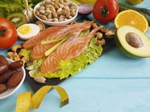 Ωμέγα αβοκάντο 3 εκατοστόμετρων τροφοδότησης λεμονιών υγείας σαλάτας σολομών ψαριών στα μπλε ξύλινα υγιή τρόφιμα υποβάθρου στοκ φωτογραφία με δικαίωμα ελεύθερης χρήσης Ωμέγα αβοκάντο 3 εκατοστόμετρων τροφοδότησης λεμονιών υγείας σαλάτας σολομών ψαριών στα μπλε ξύλινα υγιή τρόφιμα υποβάθρου στοκ φωτογραφία με δικαίωμα ελεύθερης χρήσης
