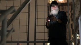 Ωριμάστε το γενειοφόρο άτομο που φαίνεται ύποπτο χρησιμοποιώντας το τηλέφωνο Ωριμάστε το γενειοφόρο άτομο που φαίνεται ύποπτο χρησιμοποιώντας το τηλέφωνο