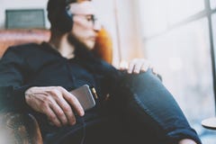 Όμορφα γενειοφόρα ακουστικά ατόμων φωτογραφιών που ακούνε το σύγχρονο στούντιο σοφιτών μουσικής Συνεδρίαση ατόμων στην εκλεκτής π στοκ φωτογραφία με δικαίωμα ελεύθερης χρήσης Όμορφα γενειοφόρα ακουστικά ατόμων φωτογραφιών που ακούνε το σύγχρονο στούντιο σοφιτών μουσικής Συνεδρίαση ατόμων στην εκλεκτής π στοκ φωτογραφία με δικαίωμα ελεύθερης χρήσης