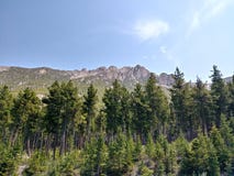 Όμορφα δύσκολα βουνά, οδηγώντας στο εθνικό πάρκο Yellowstone στοκ φωτογραφία Όμορφα δύσκολα βουνά, οδηγώντας στο εθνικό πάρκο Yellowstone στοκ φωτογραφία