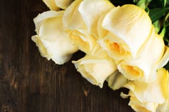 Όμορφα κίτρινα τριαντάφυλλα πέρα από το ξύλινο υπόβαθρο grunge στοκ εικόνα Όμορφα κίτρινα τριαντάφυλλα πέρα από το ξύλινο υπόβαθρο grunge στοκ εικόνα