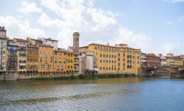 Όμορφα κτήρια κατά μήκος του ποταμού Arno στη Φλωρεντία Στοκ εικόνες με δικαίωμα ελεύθερης χρήσης Όμορφα κτήρια κατά μήκος του ποταμού Arno στη Φλωρεντία Στοκ εικόνες με δικαίωμα ελεύθερης χρήσης