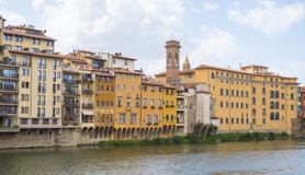 Όμορφα κτήρια κατά μήκος του ποταμού Arno στη Φλωρεντία Στοκ Φωτογραφία Όμορφα κτήρια κατά μήκος του ποταμού Arno στη Φλωρεντία Στοκ Φωτογραφία
