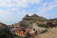Όμορφα κτήρια στο υπόβαθρο του φρουρίου και cloudcover στοκ εικόνα με δικαίωμα ελεύθερης χρήσης Όμορφα κτήρια στο υπόβαθρο του φρουρίου και cloudcover στοκ εικόνα με δικαίωμα ελεύθερης χρήσης