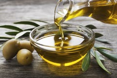 όμορφα ντυμένα μπουκάλι καρυκεύματα ελιών πετρελαίου Στοκ φωτογραφίες με δικαίωμα ελεύθερης χρήσης όμορφα ντυμένα μπουκάλι καρυκεύματα ελιών πετρελαίου Στοκ φωτογραφίες με δικαίωμα ελεύθερης χρήσης