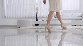 Όμορφα πόδια νέων κοριτσιών στα παπούτσια που κινούνται στο εσωτερικό στο καθιστικό σε σε αργή κίνηση Άποψη του νέου κοριτσιού κο απόθεμα βίντεο Όμορφα πόδια νέων κοριτσιών στα παπούτσια που κινούνται στο εσωτερικό στο καθιστικό σε σε αργή κίνηση Άποψη του νέου κοριτσιού κο απόθεμα βίντεο