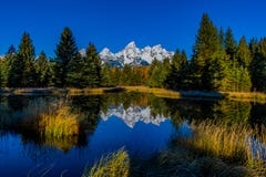 Όμορφα χιονοσκεπή βουνά στην προσγείωση Schwabacher στα τέλη του φθινοπώρου στοκ εικόνα Όμορφα χιονοσκεπή βουνά στην προσγείωση Schwabacher στα τέλη του φθινοπώρου στοκ εικόνα