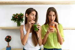 Όμορφες γυναίκες που πίνουν το φρέσκο χυμό Detox για την υγιή διατροφή στοκ εικόνες Όμορφες γυναίκες που πίνουν το φρέσκο χυμό Detox για την υγιή διατροφή στοκ εικόνες