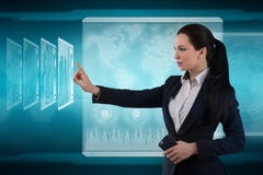 Όμορφες εργασίες επιχειρησιακής κυρίας με την εικονική γραφική διεπαφή Φουτουριστικό γραφείο στοκ εικόνες Όμορφες εργασίες επιχειρησιακής κυρίας με την εικονική γραφική διεπαφή Φουτουριστικό γραφείο στοκ εικόνες